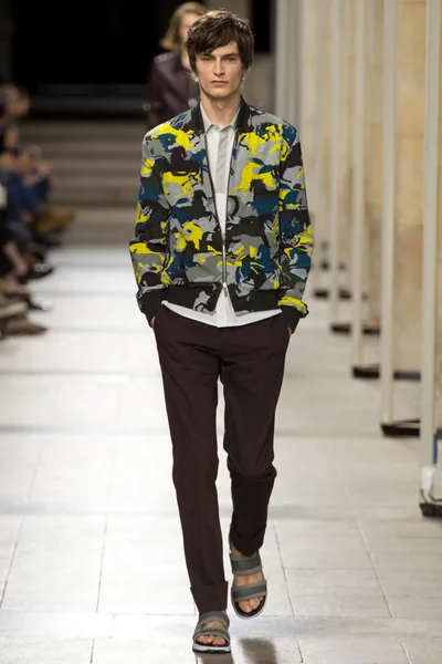 Look 16